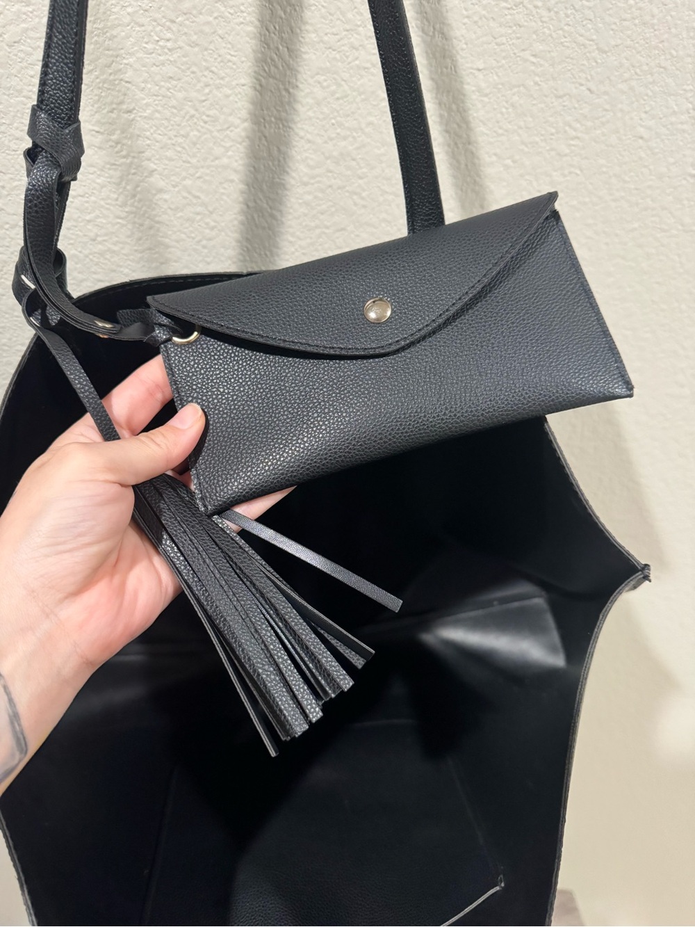 Classic Black Tote Bag With Small Pouch - Picture 6 of 7